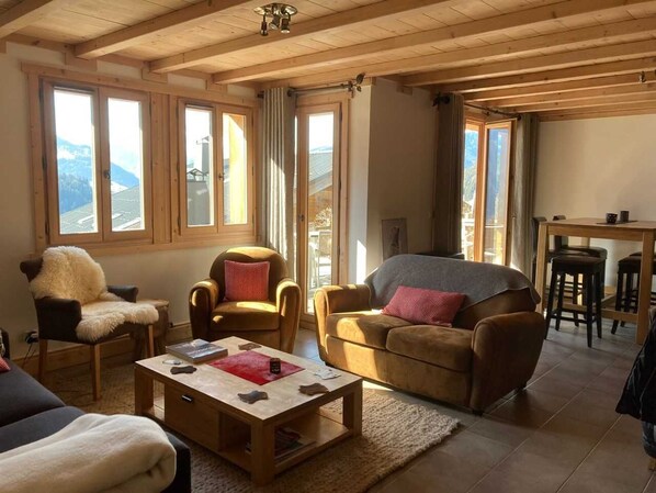 テレビ、テーブルサッカー台、ステレオ