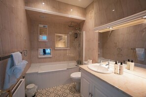 Combined shower/bathtub, hair dryer, towels, soap - The Brambles Retreat in the Mournes (Newry)