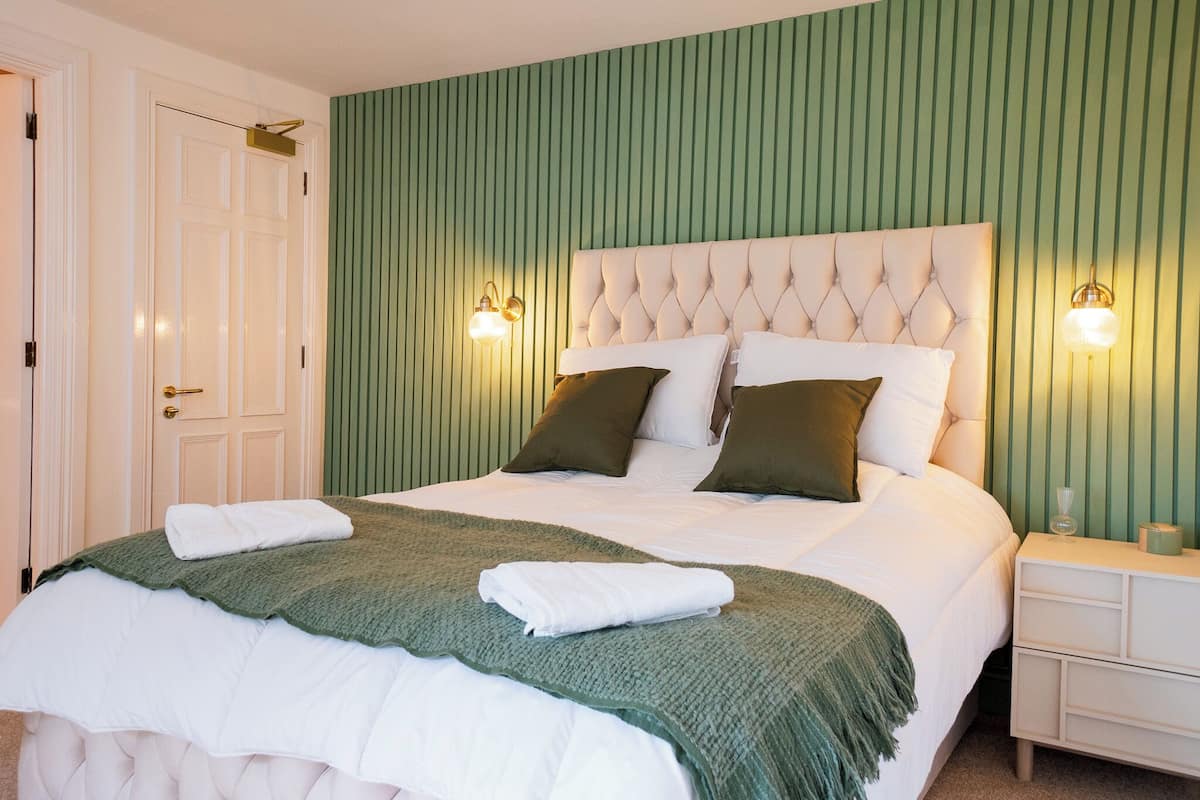 Chambre Prestige double, 1 très grand lit, vue sur le jardin | Literie de qualité, décor unique, ameublement unique, bureau