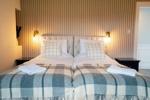 Premium-Zweibettzimmer, Gartenblick | Hochwertige Bettwaren, individuell dekoriert, individuell eingerichtet