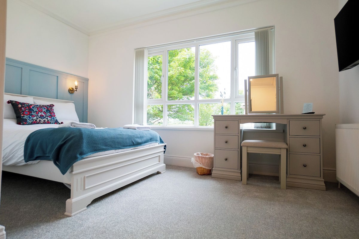 Chambre Confort double, 1 très grand lit, vue sur la montagne | Literie de qualité, décor unique, ameublement unique, bureau