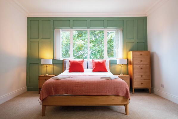 Premium bedding, individually decorated, individually furnished, desk - The Brambles Retreat in the Mournes (Newry)