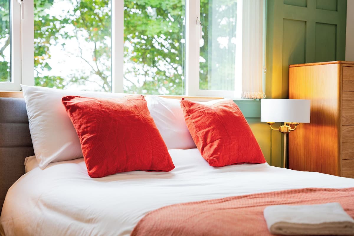 Chambre Prestige double, 1 très grand lit, vue sur la montagne | Literie de qualité, décor unique, ameublement unique, bureau