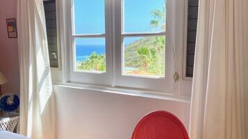 2 bedrooms, desk, WiFi, bed sheets