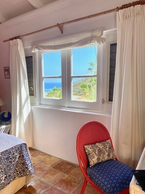 2 bedrooms, desk, WiFi, bed sheets