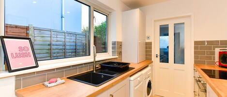 Een koelkast, een magnetron, een oven, een vaatwasser