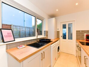 Kühlschrank, Mikrowelle, Ofen, Geschirrspüler