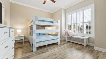 4 habitaciones, escritorio y tabla de planchar con plancha