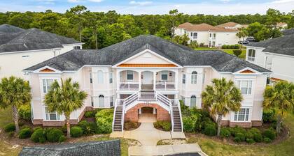4 Bedrooms, 3 Full Baths, Pawleys Island Condo: 2-minute drive to private beach