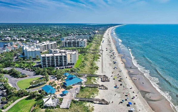 Una spiaggia nelle vicinanze, lettini da mare, teli da spiaggia