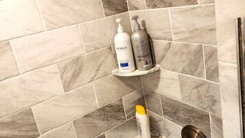 Sèche-cheveux, serviettes fournies, savon, shampoing