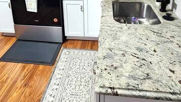 Micro-ondes, four, plaque de cuisson