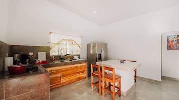 Refrigerador, parrilla de estufa, cafetera y tetera y licuadora