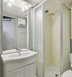 Bruser, hårtørrer, håndklæder, Sæbe