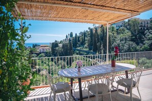Outdoor dining - Luxurious apartment five minutes from the Greek Theater and the city center (Taormina)