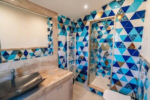 Bruser, hårtørrer, bidet, håndklæder