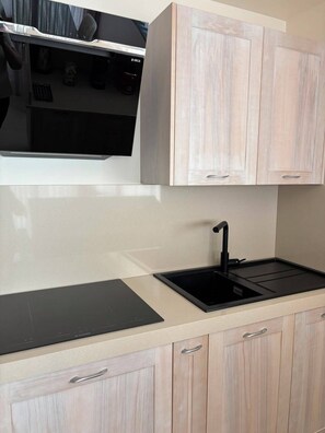 Coffee/tea maker, fridge, microwave, oven