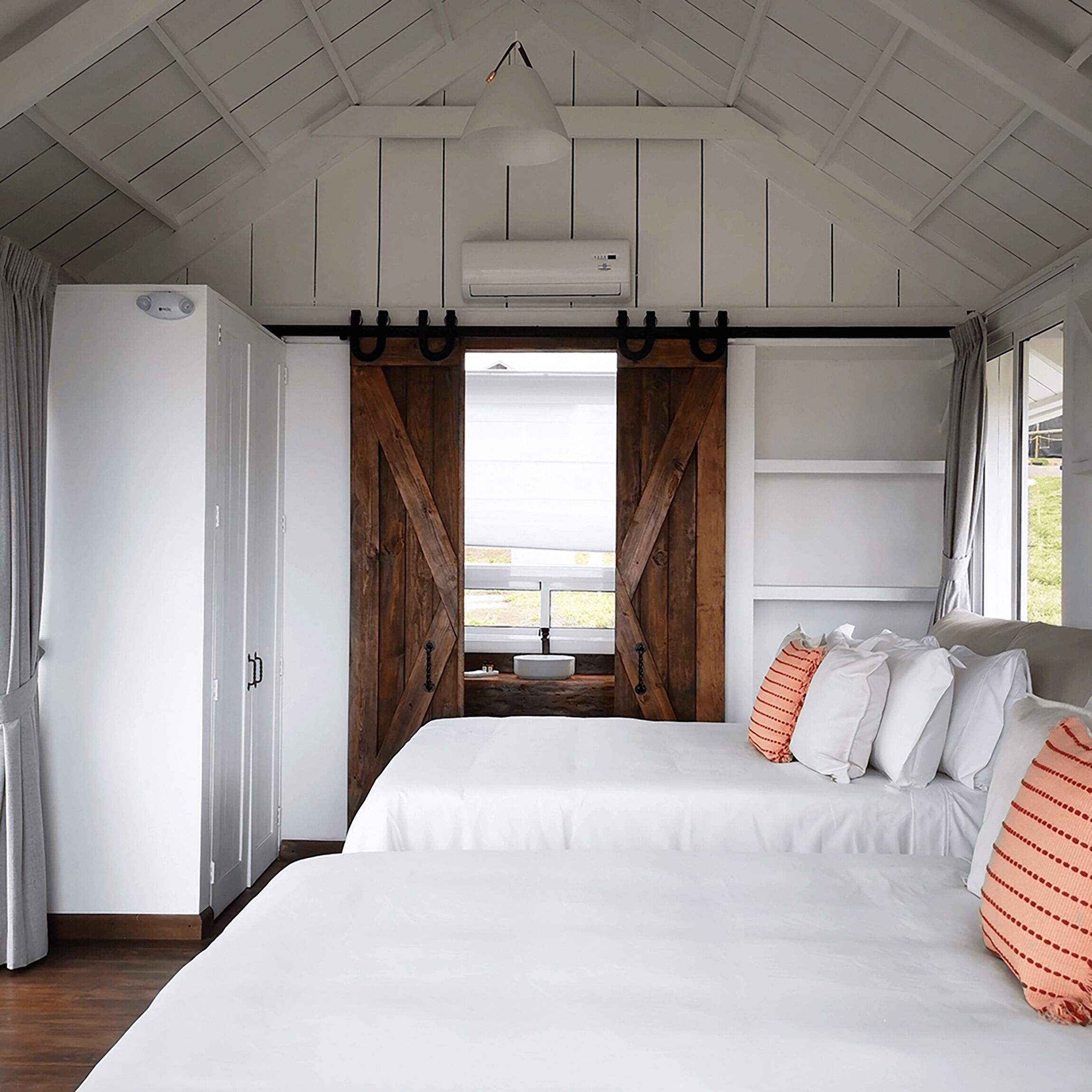 Cabaña panorámica, 2 camas de matrimonio, bañera de hidromasaje, vistas a la montaña | Ropa de cama de alta calidad, minibar, caja fuerte y escritorio