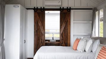 Cabaña panorámica, 2 camas de matrimonio, bañera de hidromasaje, vistas a la montaña | Ropa de cama de alta calidad, minibar, caja fuerte y escritorio