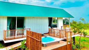 A two-story house with a swimming pool on the ground floor and a balcony on the upper floor. - Finca San Cayetano (Alotenango)