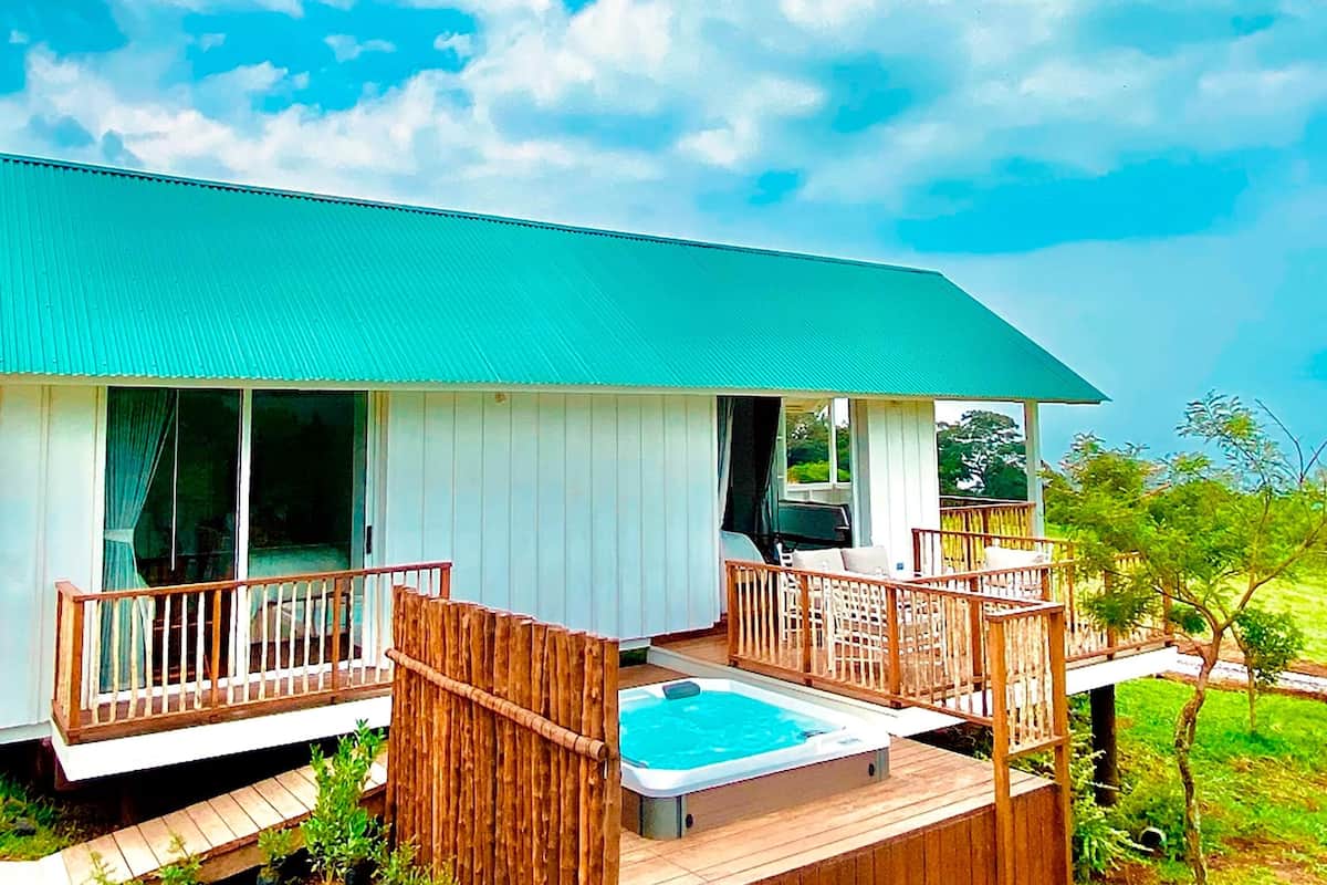 Panoramic Cabin, 2 Bedrooms, Hot Tub, Mountain View | Peralatan tempat tidur hipoalergenik, peti besi dalam bilik