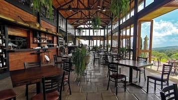 2 restaurants, spécialités Cuisine internationale