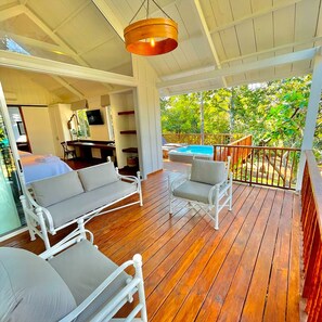 Panoramic Cabin, 2 Queen Beds, Hot Tub, Mountain View | Living room | 42-inch Smart TV with cable channels, Netflix, streaming services - Finca San Cayetano (Alotenango)