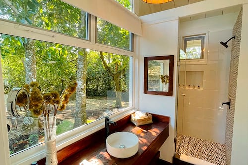Cabaña panorámica, 2 camas Queen size, hidromasaje, vista a la montaña | Baño | Regadera, regadera tipo lluvia, secadora de cabello, pantuflas