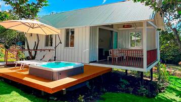 Ropa de cama hipoalergénica y caja de seguridad en la habitación