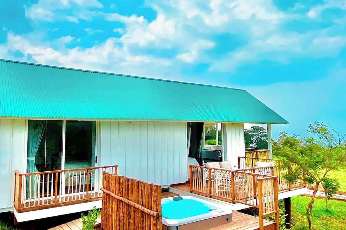 Suite | Hypo-allergenic bedding, in-room safe, iron/ironing board, free WiFi