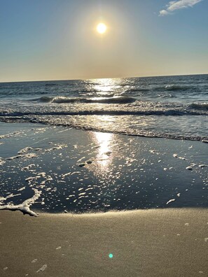 Nära stranden, solstolar och strandhanddukar