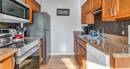 Fenton Flats- Suite 2 With On Site Hot Tub and Personal Garage