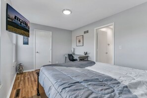 2 bedrooms, desk, iron/ironing board, WiFi - Fenton Flats- Suite 2 With On Site Hot Tub and Personal Garage (Fenton Township)