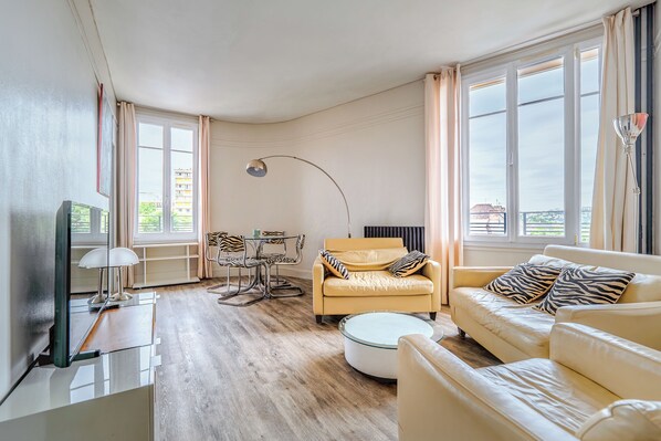 Living area - 3 Rooms 45m², quiet, 50m RER B & amenities, 15 min PARIS EXPO 2024 (CACHAN)