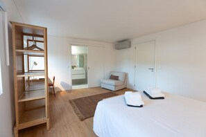 Desk, iron/ironing board, Internet, bed sheets