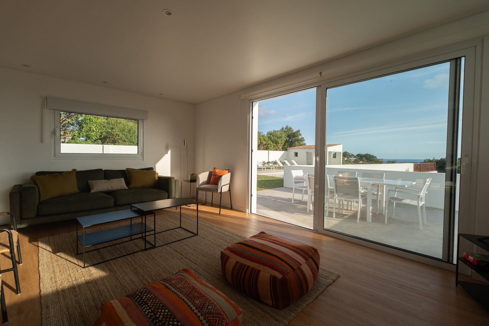 Una televisión, una chimenea