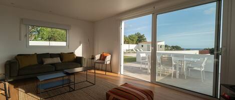 Una televisión, una chimenea