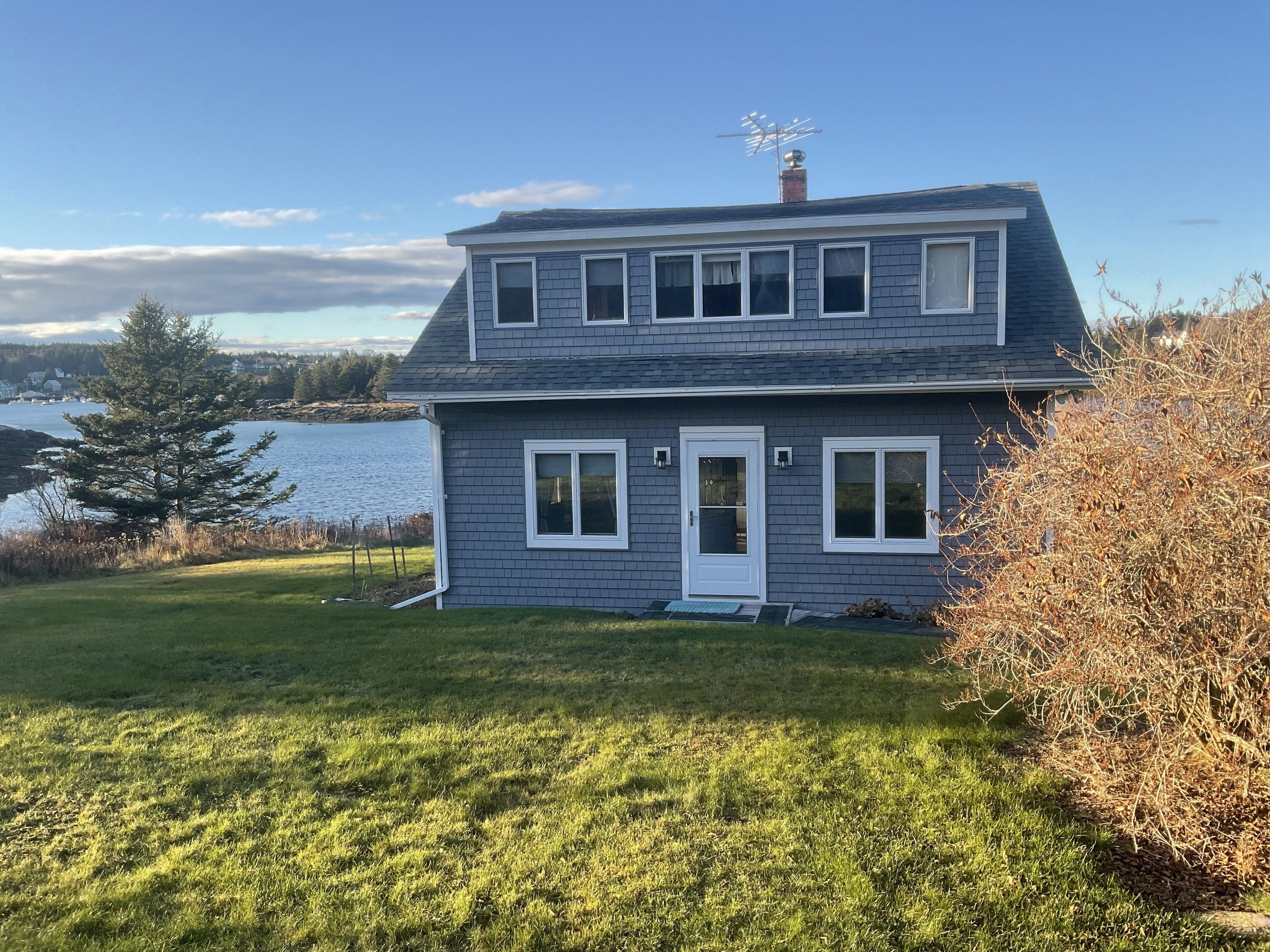 Waterfront home, peaceful stay on an island. You don’t want to miss the sunsets!