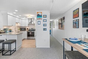 Kylskåp, mikrovågsugn, ugn och spishäll