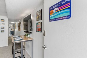 Dining - Perfect Wave Ocean Block Sleeps 4-100 steps to Beach (Ocean City)