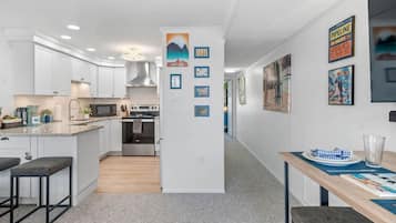 Een koelkast, een magnetron, een oven, een kookplaat