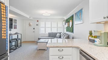 Een televisie en een stereo