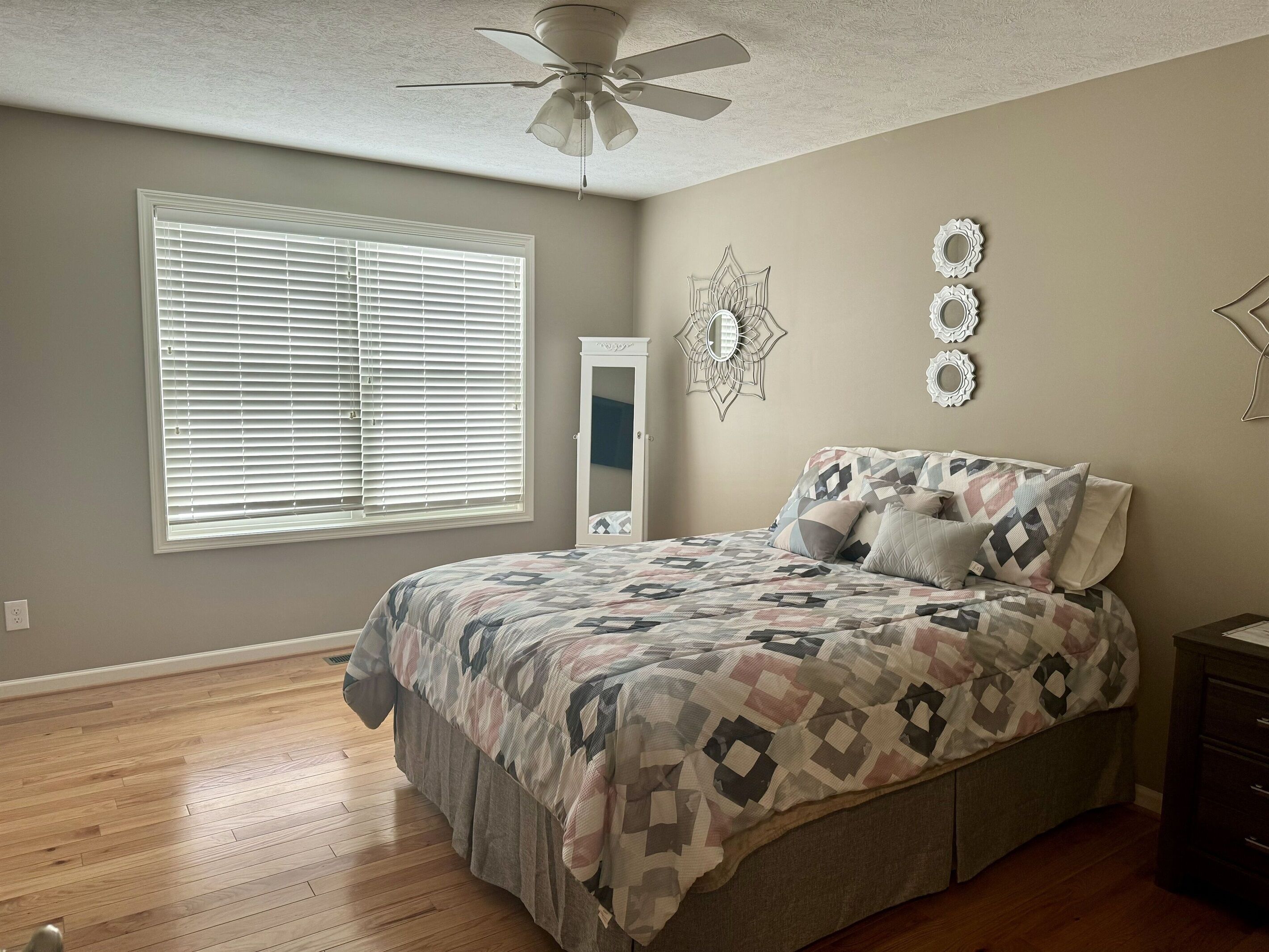 3 habitaciones, tabla de planchar con plancha, wifi y ropa de cama 