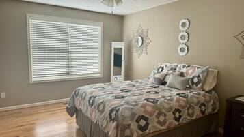 3 bedrooms, iron/ironing board, WiFi, bed sheets