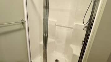 Douche, séchoir à cheveux, serviettes fournies