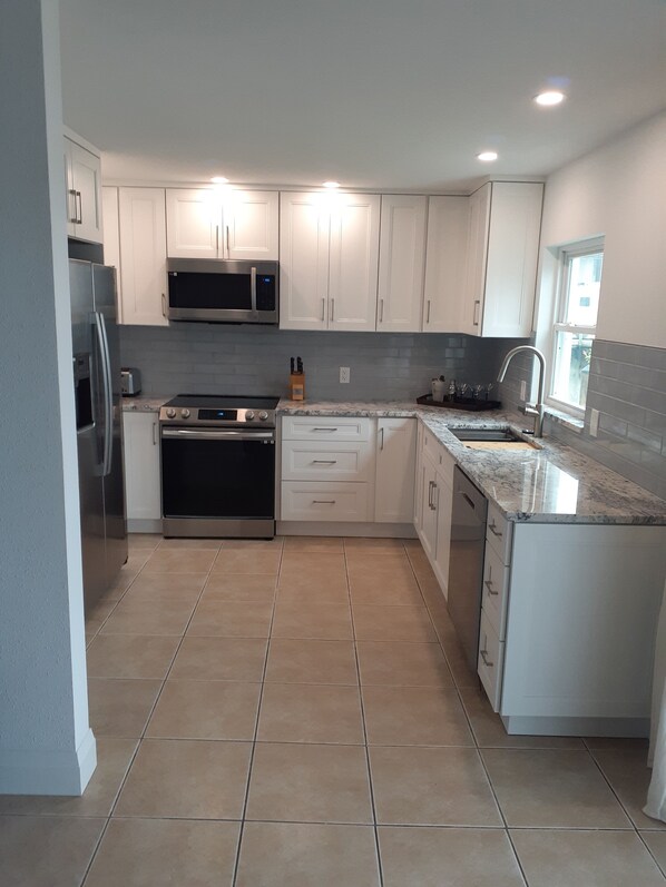 Frigorifero, microonde, forno, piano cottura