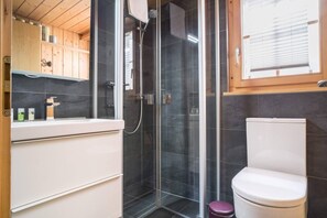 Douche, sèche-cheveux, savon, papier toilette