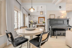 Dining - Initial | La petite école | Île d'Orléans (Saint-Laurent-de-l'Île-d'Orléans)