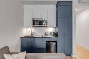 Fridge, microwave, coffee/tea maker, cookware/dishes/utensils - Initial Simplicity Québec (Québec City)