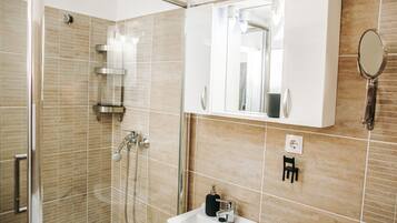 Bañera de hidromasaje, secador de pelo, bidet, toallas